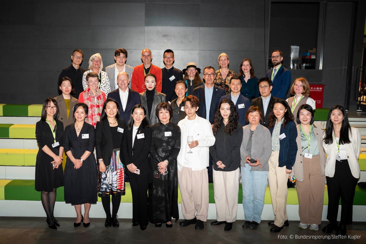 Zum Abschluss seiner dreitägigen Reise in die Volksrepublik China besuchte @bundeskanzler Olaf Scholz am vergangenen Abend das Goethe-Institut in Peking und kam dort mit Kulturschaffenden und Vertreter*innen der Zivilgesellschaft ins Gespräch: goethe.de/de/uun/prs/pma…