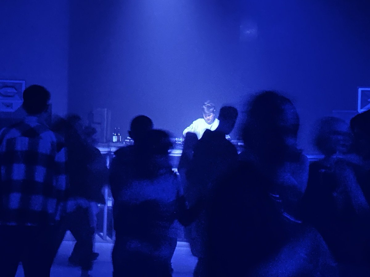 Ich war gerade für <a href="/srfnews/">SRF News</a> in Kharkiv. Russland greift die Stadt immer wieder an, schon jetzt fehlt es massiv an Strom. Außerhalb bauen die Ukrainer Schützengräben, weil sie eine neue Bodenoffensive fürchten. Aber Kharkiv gibt nicht auf: es werden immer noch Parties gefeiert.