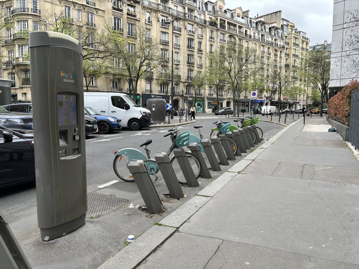 KPanaretto's tweet photo. @brisbanecityqld @space4cyclingbn @ryansrumblings Paris has transformed - why do we not want a city less reliant on cars? Can we not imagine a greener cleaner inclusive city in 10 years time? Politicians you need to lead the way https://t.co/P1xTTT7604