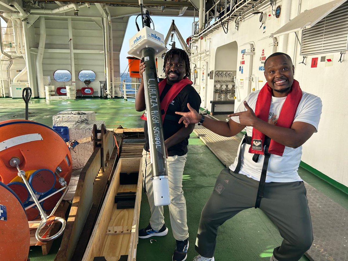 6 Argo floats will be deployed from the #SAAgulhasII en route to #MarionIsland as part of #SAEON & #SAPRI's Adopt-a-Float programme. Schools follow their floats progress through the ocean. Luhlaza High School's float deployed at 36.5S @Saeonews @NRF_News @dsigovza @environmentza