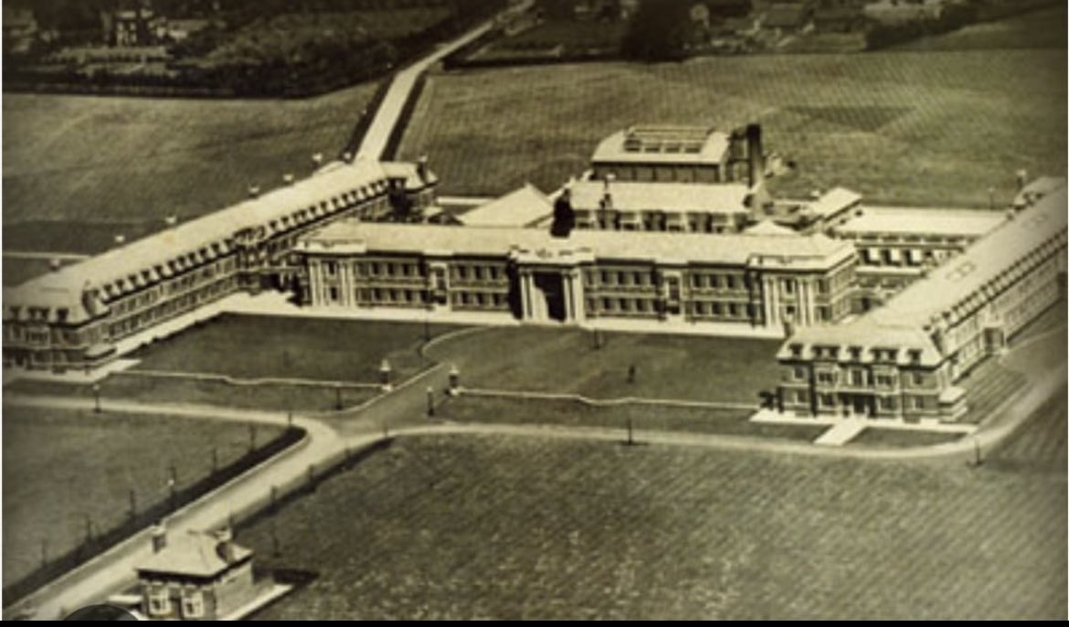 Emmeline is on #Edgehill Campus today which was used as a hospital during WWII. The Campus has come along away since then, with a purpose built Skills and Simulation Centre, and Health Building #SNTABear #SNTA #NursingTimes #PracticeLearning #Nurse @NursingTimes @studentNT