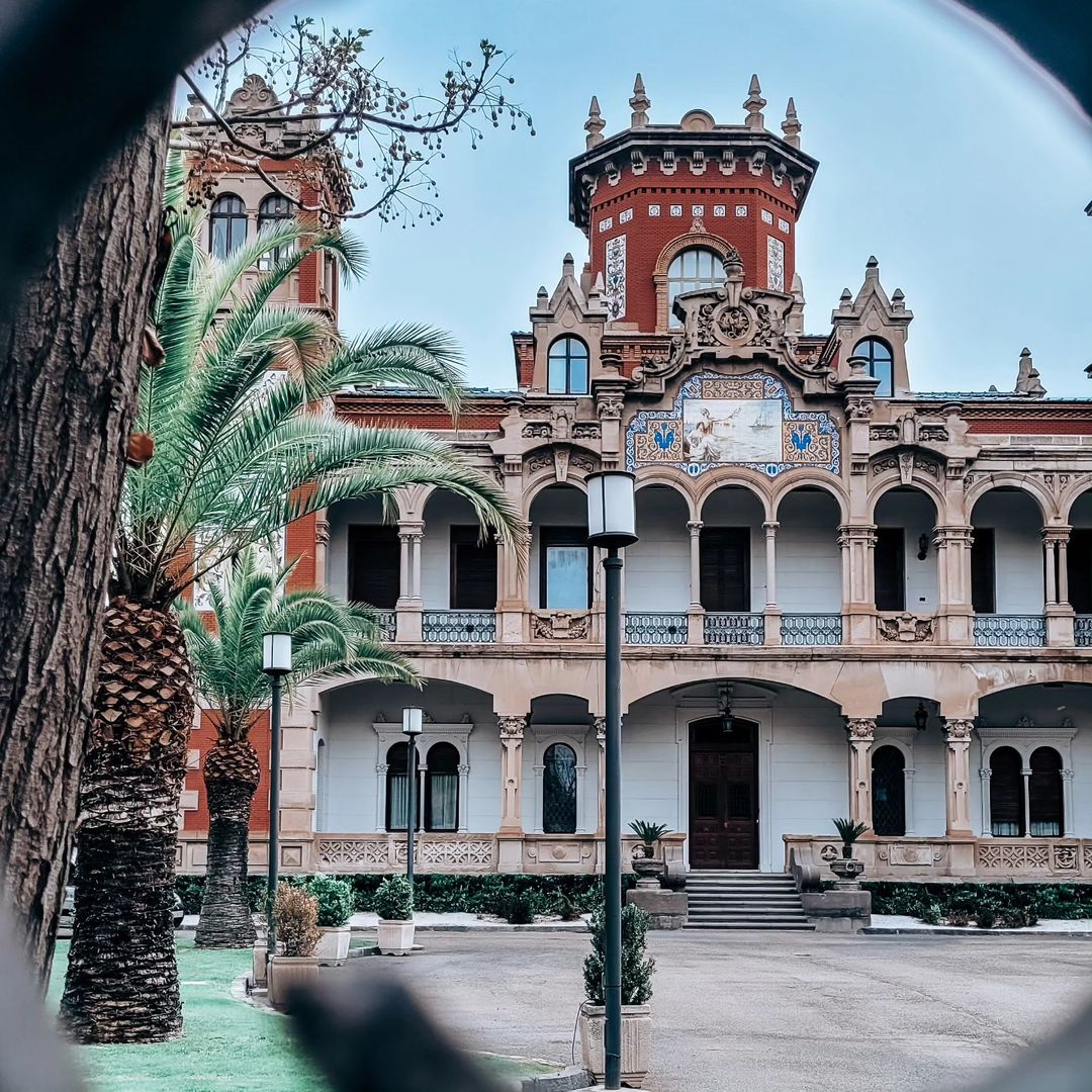 One of the saddest love stories of #Zaragoza is the Larrinaga Palace. 

Built by Félix Navarro, it was commissioned by Miguel Larrinaga to his wife Asunción Clavero, who died before she lived there. 

It belongs to IberCaja Foundation. 

📸IG travelcoupleinspain

#visitzaragoza