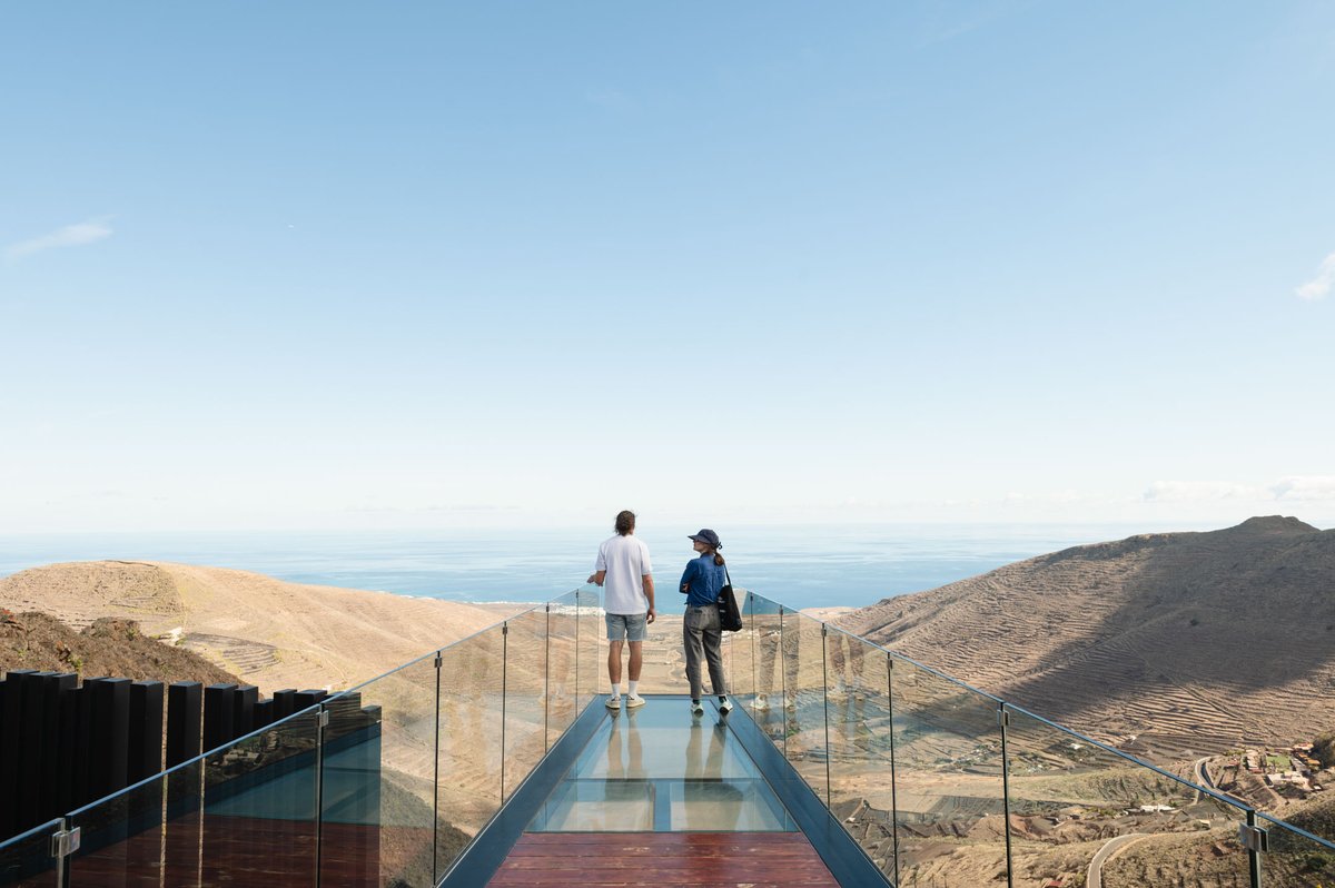 🪄 In #Lanzarote it’s not difficult to find wonderful viewpoints where you can lose yourself gazing and enjoying that moment of intimacy and mental reset 💆‍♀️🪁 that we all need at least every 24 hours... ‼️ 🔭✨❤️ #LoveLanzarote #LatitudOfLife #VisitSpain