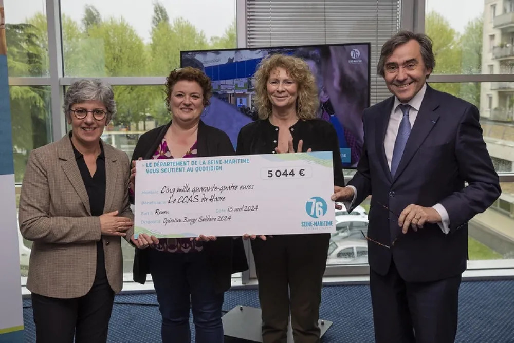 #AGRICULTURE 🍔 Mission accomplie pour la vente des burgers solidaires 30 264 € : c’est la recette record qui a été reversée à 6 épiceries sociales et solidaires dans le cadre de l’animation proposée pour la 3ème année consécutive au @‌Salondelagri > seinemaritime.fr/actualites//op…