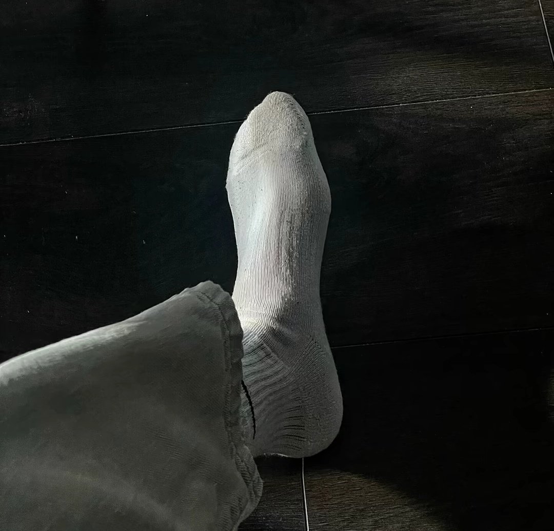 骚狗含住主人的白袜臭脚刺鼻的气味灌进你的口鼻