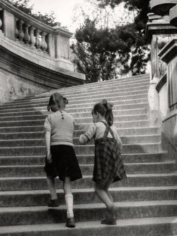 Deux fillettes dans les escaliers du parc Montsouris. 1960. Paris