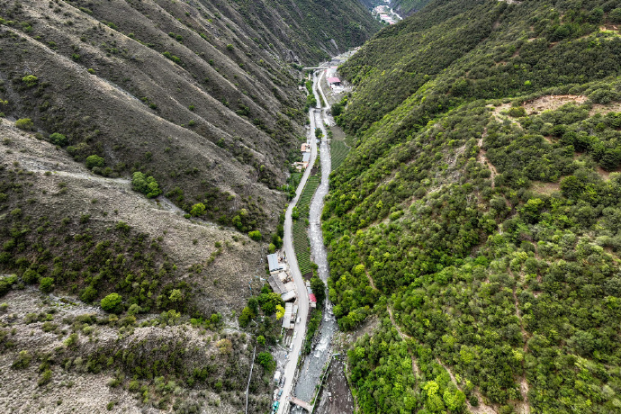 energy_chn's tweet image. Concrete pouring began for the #fishpassage tunnel at #CHNEnergy's Jinchuan Hydropower Station🐟💦This 5.02 km ecological marvel in Asia will provide a vibrant journey for fish, surrounded by blue skies☁️, green forests🌳and natural landscapes. Let's ensure their safe #migration!
