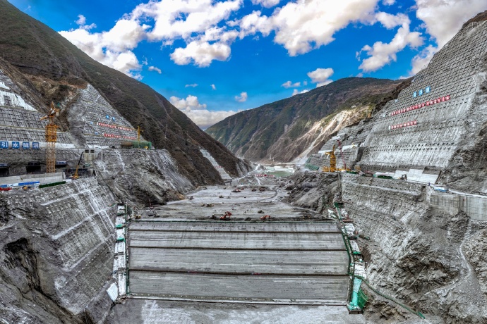 energy_chn's tweet image. Concrete pouring began for the #fishpassage tunnel at #CHNEnergy's Jinchuan Hydropower Station🐟💦This 5.02 km ecological marvel in Asia will provide a vibrant journey for fish, surrounded by blue skies☁️, green forests🌳and natural landscapes. Let's ensure their safe #migration!