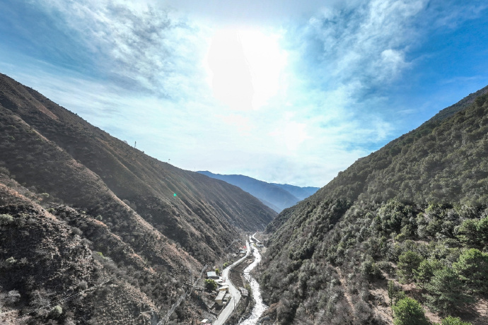 energy_chn's tweet image. Concrete pouring began for the #fishpassage tunnel at #CHNEnergy's Jinchuan Hydropower Station🐟💦This 5.02 km ecological marvel in Asia will provide a vibrant journey for fish, surrounded by blue skies☁️, green forests🌳and natural landscapes. Let's ensure their safe #migration!