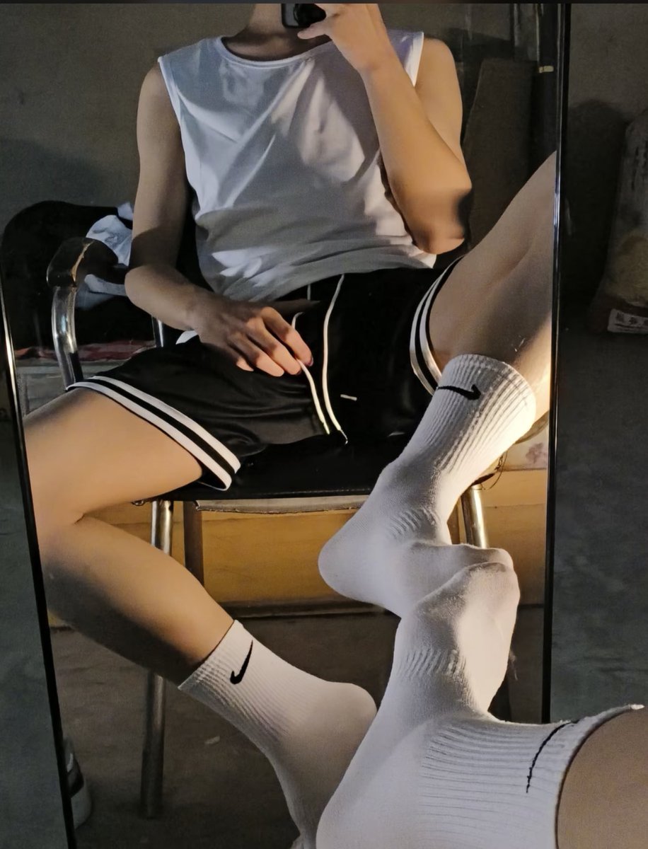 wen051201's tweet photo. 贱狗张嘴含住爸爸的臭脚 https://t.co/NSaKmQ19qp