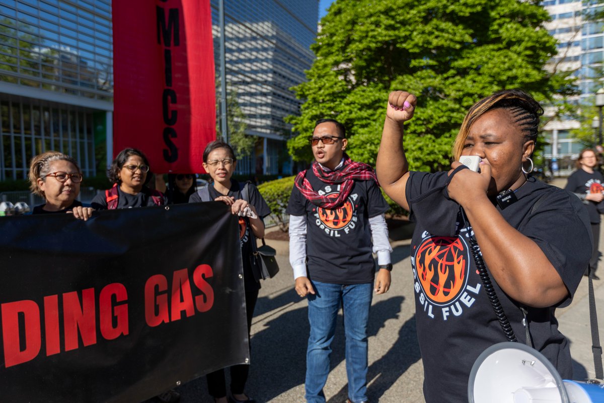 🔥🌍 Gas IS a #FossilFuel that is destroying the planet. It is NOT a transition fuel. 

No more false promises from President Ajay Banga at the #WBGmeetings.✊

In Washington yesterday, activists demanded the Bank get out of coal, oil & gas 

📸@photokayne