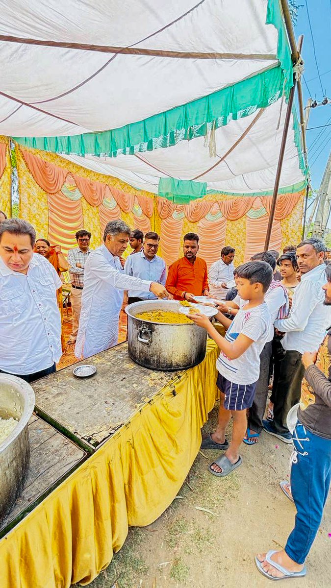 Continuing with the engagements of the day, attended another sacred gathering on the pious occasion of Ram Navami at Maloya, offering prayers for the prosperity of the region and served langar to the devotees. . . #RamNavami #LokSabhaElection2024