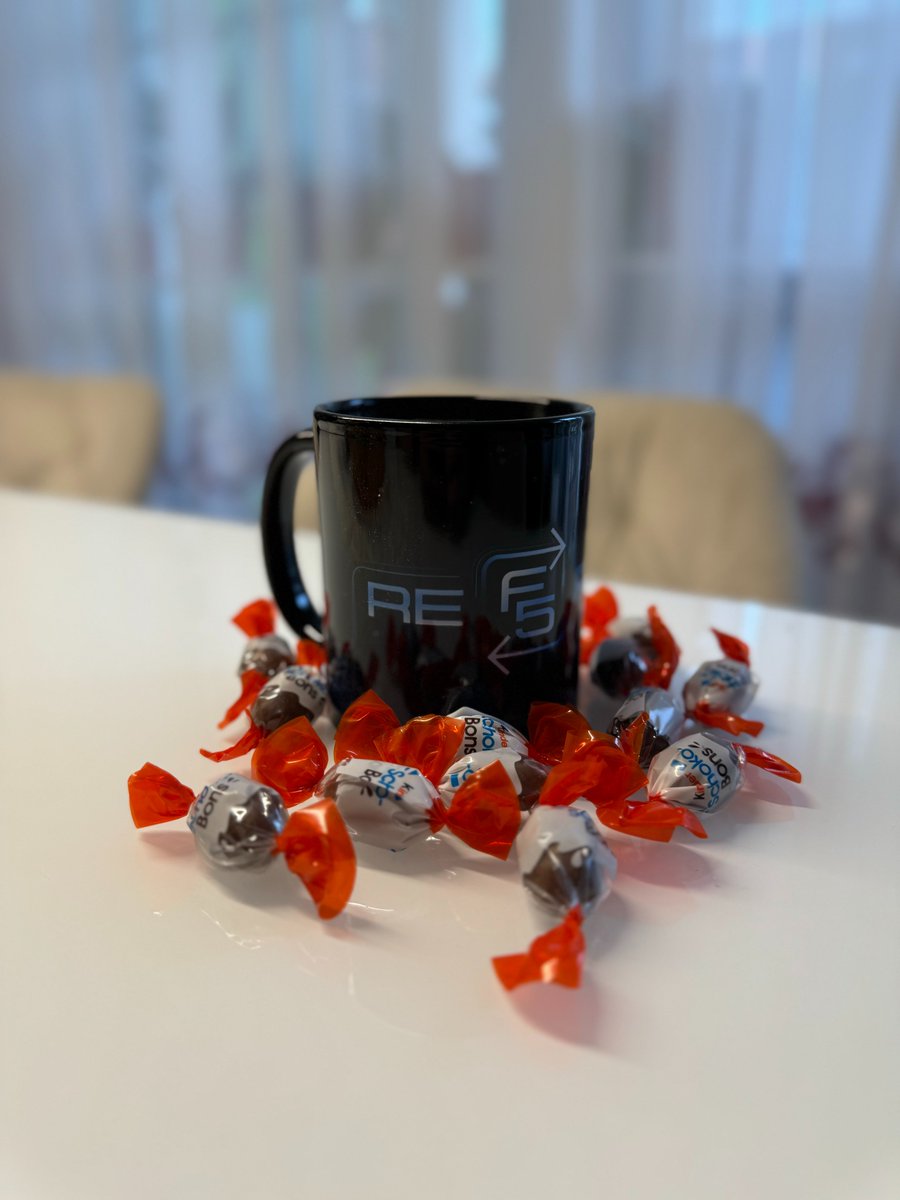 Wir versorgen unsere User gerne mit kleinen Giveaways vom ReF5resh-Merch. Manche sagen, dass der Kaffee aus unserer Tasse besser schmeckt.🙃Auch die User unter sich verschenken manchmal tolle Sachen. Das ist das, was uns ausmacht, neben #resell & #deals discord.gg/KuhfHRAet5