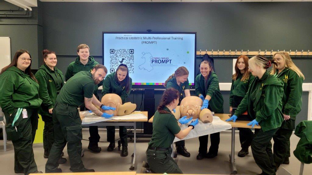 Isn’t this fantastic? Paramedic students @WrexhamUniPara enjoying training in mgt of obs emergencies under guidance of lecturer Sian Lloyd who I met at a Community @PromptWales day & was pleased to support with training resources @WelshAmbulance @ianbinnington @JonathanWebbWRP