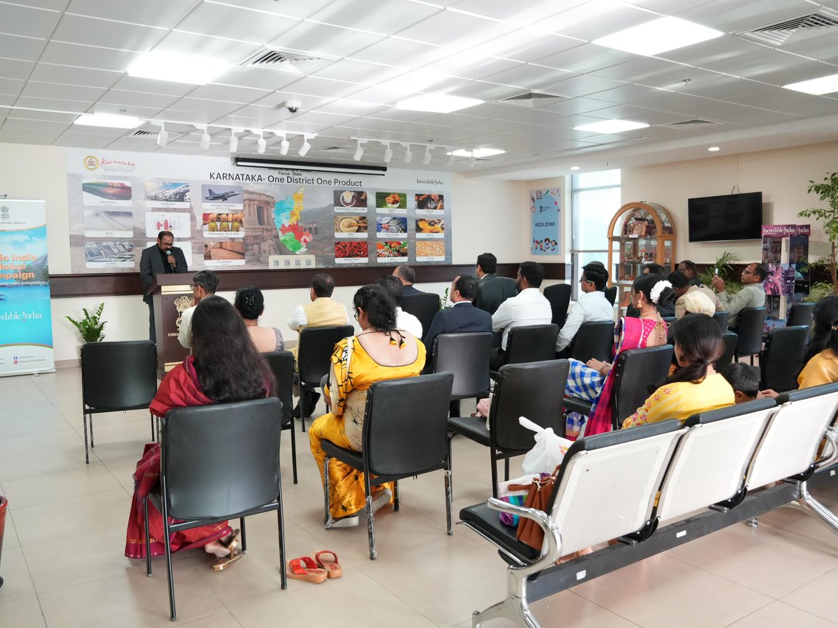 These walls highlight touristic attractions as well as exquisite products identified under ODOP scheme, of the state of Karnataka. Several ODOP products of Karnataka will be exhibited at the Embassy for about a month.(2/5)