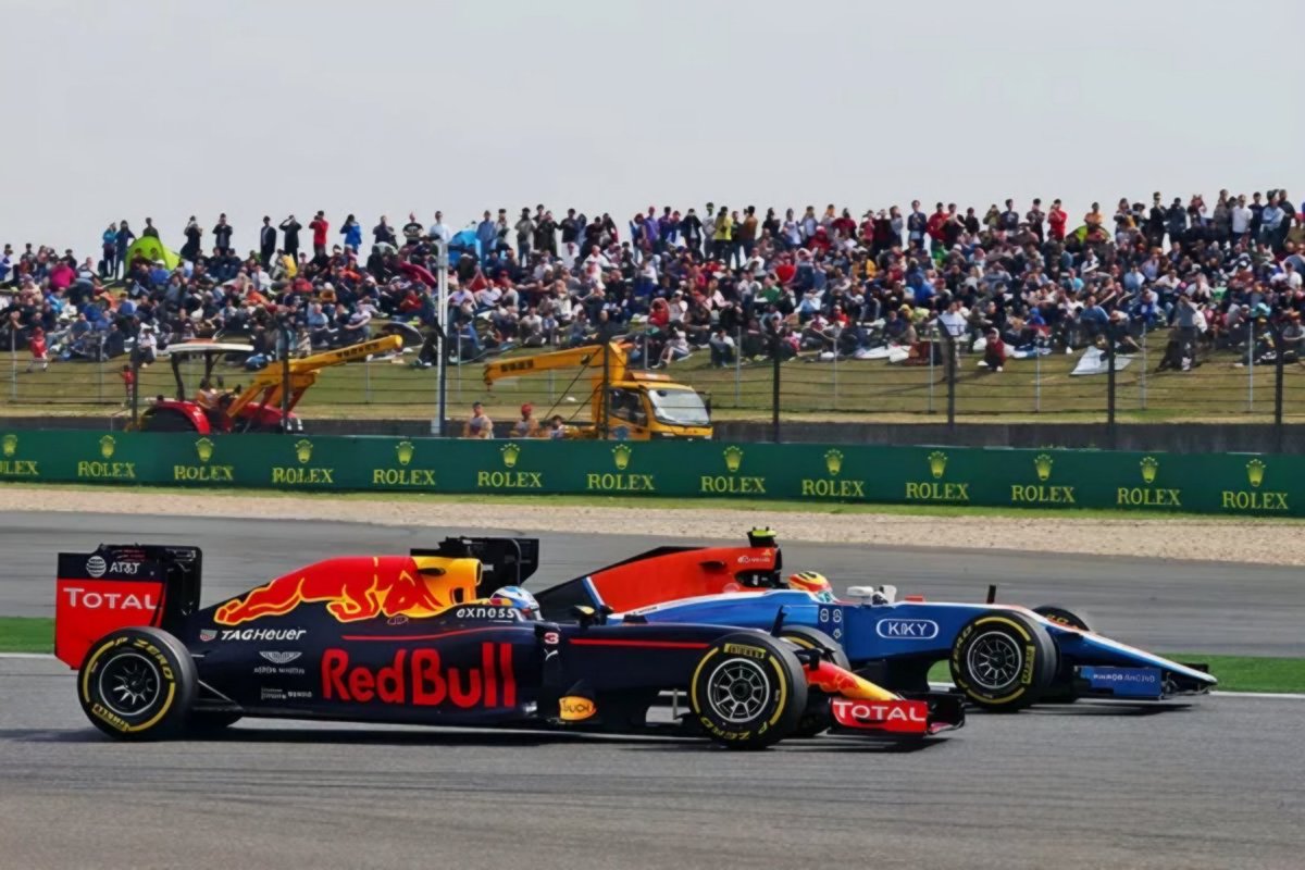 Sebuah moment bersejarah di Chinese GP 2016, kala Rio Haryanto berduel dengan pembalap maha dahsyat yang saat itu masih berada di masa kejayaannya 😎