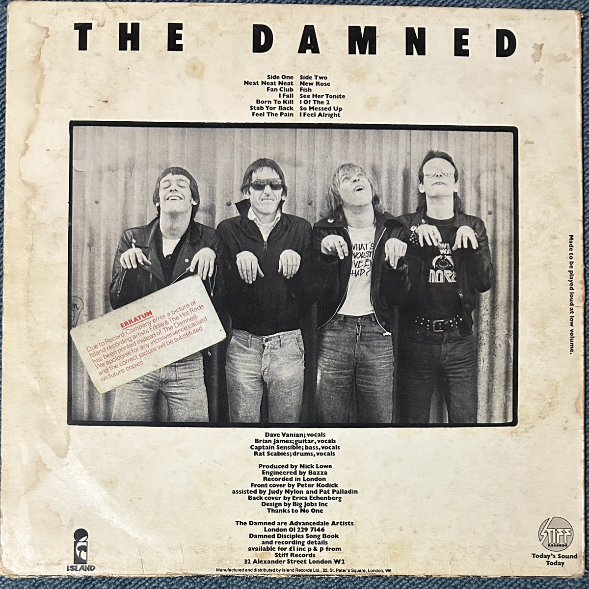 wikeith's tweet photo. 1977年発売
STIFFレコード
NICK LOWEプロデュース
と、先日アップしたコステロのMY AIM IS TRUEと共通点の多いDAMMEDの 1st
初期2,000ロットにシュリンクステッカー、裏面がエディ&ザホットロッズのアー写と言われていますが、うちのはホットロッズではあるけど残念ながらシュリンクなし #dammed https://t.co/3SCXrfajdr