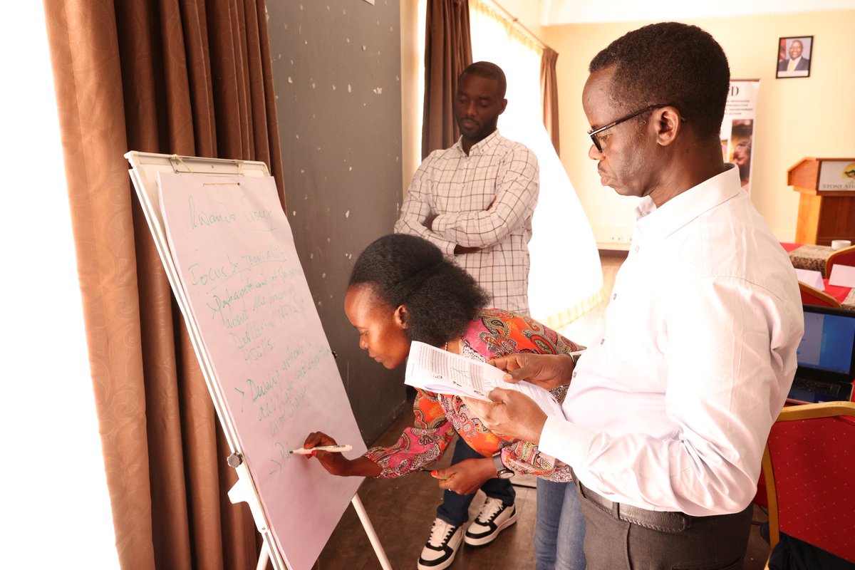 AnnonciataB's tweet photo. Day 2
#BUILDProject #PHED team Rwanda 🇷🇼 participated in elaboration of strategic plan of #PHED for two years.
@Afidep @DavidToovey @PeterNgure @USAIDGH @USAIDEastAfrica @pfpi @fhi360 @leadsea_
#HSSP5
#GiveCommunityAVoice https://t.co/VnfN2c76na