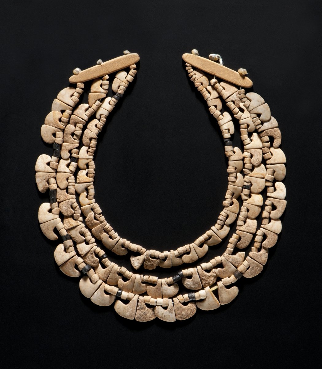 En vogue around 6,000 years ago: an amazing #Neolithic three-row necklace consisting of more than 500 (!) beads made from limestone and jet. From Sachsenheim, dating around 4,000 BC. Photo: Landesmuseum Württemberg