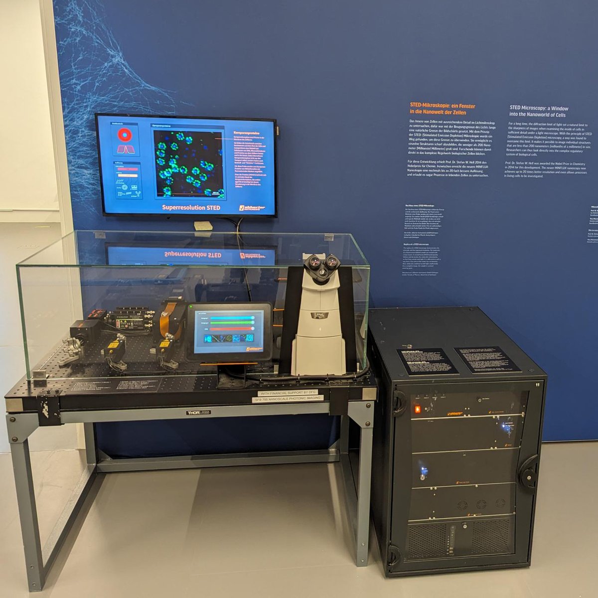 Ever wanted to know how a #superresolution microscope works inside? You now have the chance to peek inside at #ForumWissen science museum in #Goettingen: a glass case abberior STED microscope will be part of the exhibition “Herz & Hirn — gemeinsam verstehen” opened today!