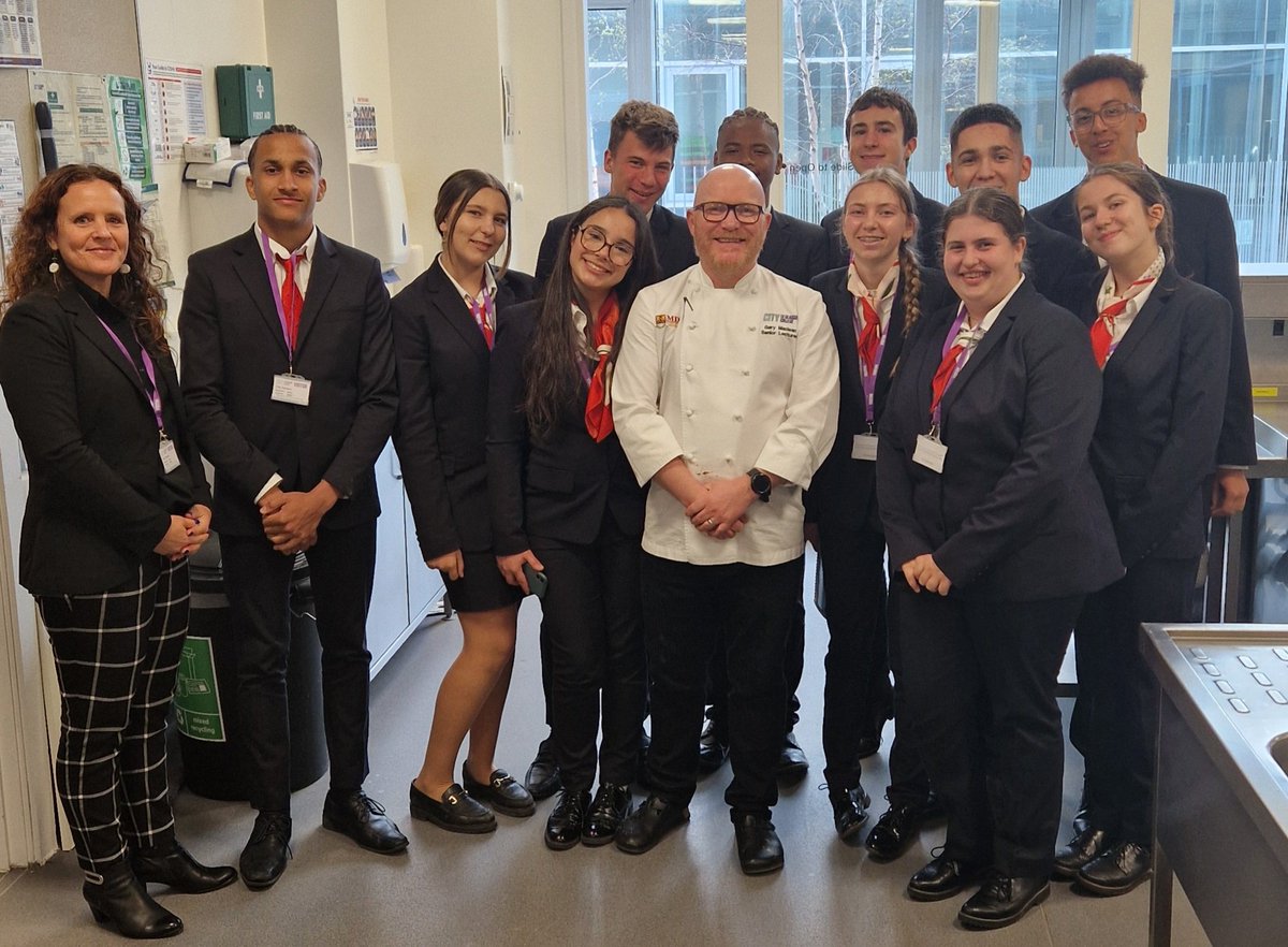 It was fantastic to spend some time with our exchange students from Marseille France who are spending a week at @CofGCollege its great showing off Scotlands' amazing food and culture. 🏴󠁧󠁢󠁳󠁣󠁴󠁿 🇫🇷
