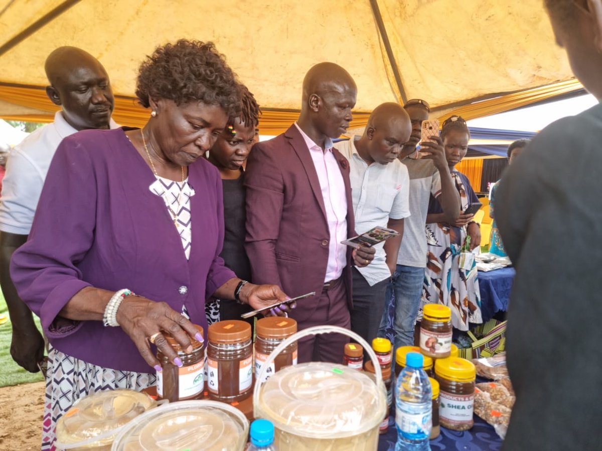 SCALE_2's tweet photo. '#Inclusivefinancing boosts South Sudan’s food system by supporting women & youth who lack loan collateral.' – Mary Benjamin Loki, Director General, Ministry of Agriculture and Food Security, speaking at the #InclusiveAgribusiness Innovation Expo.
@Bopinc @IFDCGlobal @SNVworld https://t.co/IKVBXl04Di