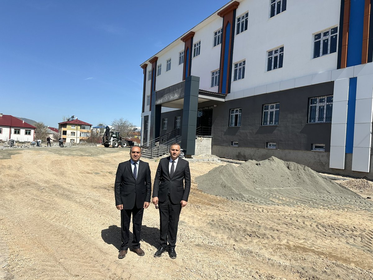 Varto_MEM's tweet photo. İlçe Milli Eğitim Müdürümüz Yalçın Süne, Şube Müdürümüz Mehmet Sever ile birlikte yapım işi devam eden 16 Derslikli Cumhuriyet Ortaokulunu ziyaret etti. @MusMilliEgitim1 @EnverkV @Yalcn_Sune https://t.co/nLbRoBwWw0