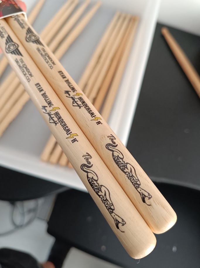 The Rattlesnake - Ryan Smith signature model. An extended 5A, with long taper, elongated oval tip, and heavy hickory. For a durable yet super responsive stick.

What will yours be? 😀

#londondrumstickco #londondrumstickcompany #drumsticks #drummers