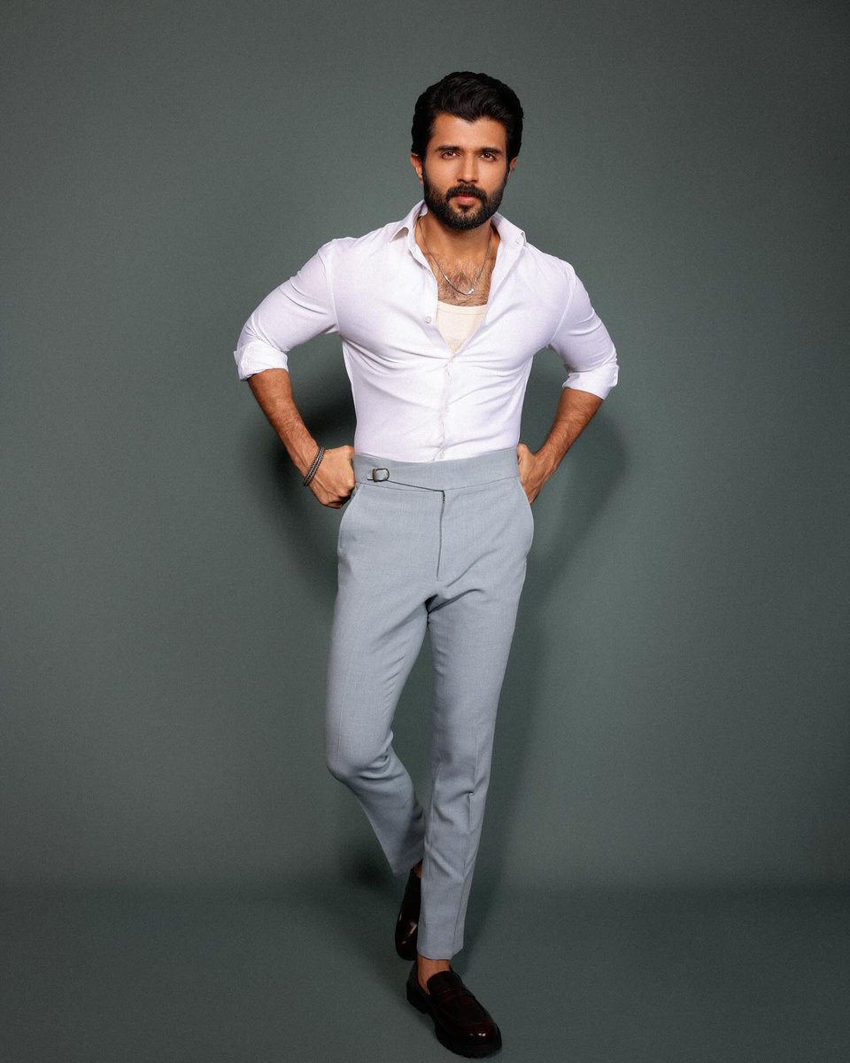 Suave more like 'Su-WOW' ❤️‍🔥 @TheDeverakonda exudes unparalleled swag with his impeccable sense of style!! 🩶 #VijayDeverakonda #FamilyStar #TeluguFilmNagar