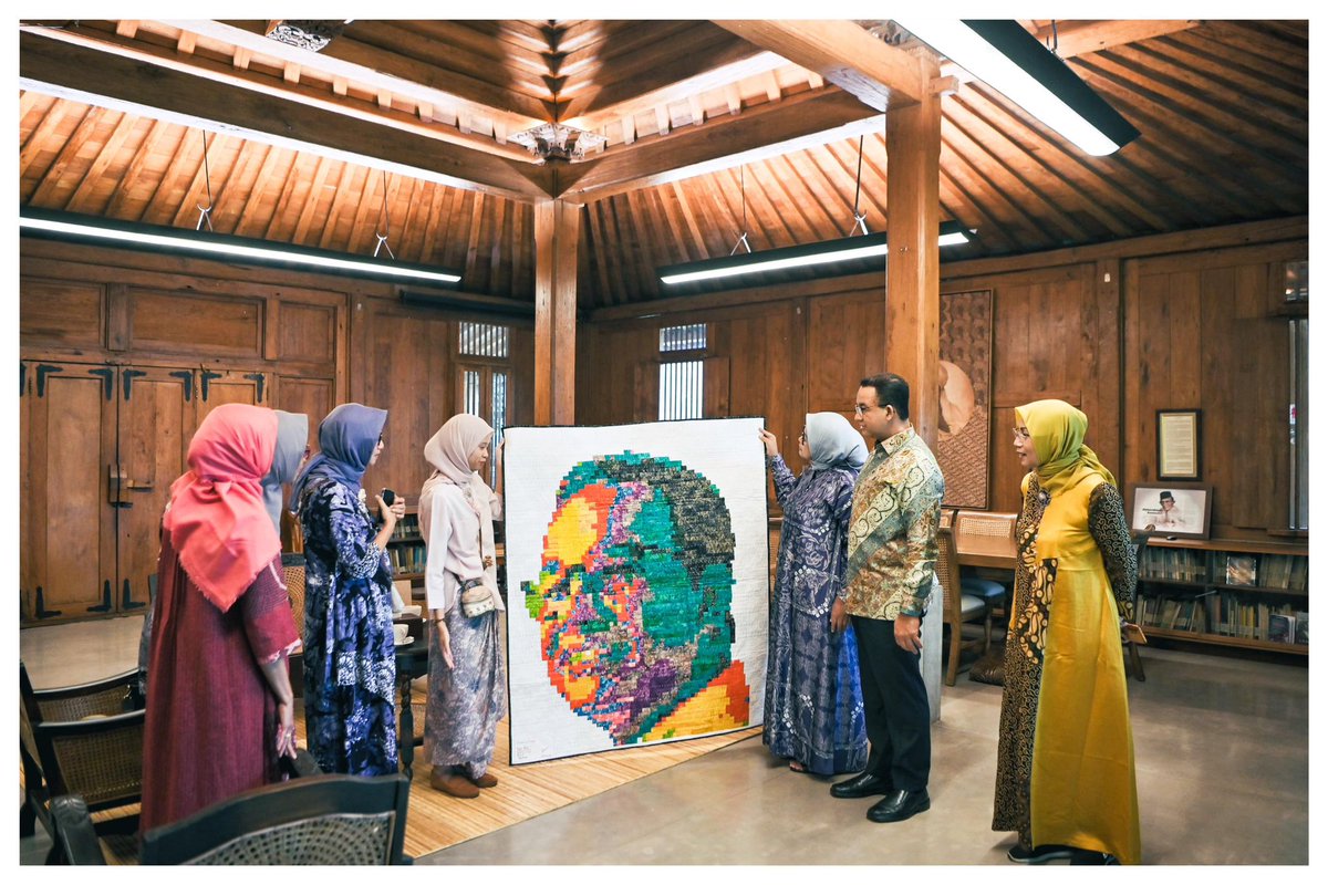 aniesbaswedan's tweet photo. Akhirnya ketemu dengan Nandia, terima kasih untuk hadiah karya kerajinan percanya. Karya ini dipersembahkan untuk semua yang ikut berjuang di Gerakan Perubahan.

Tandai setiap karya kita dengan kecemerlangan, sebagaimana telah Nandia kerjakan selama ini. Teruslah berkarya, teruslah memesona, teruslah membanggakan!