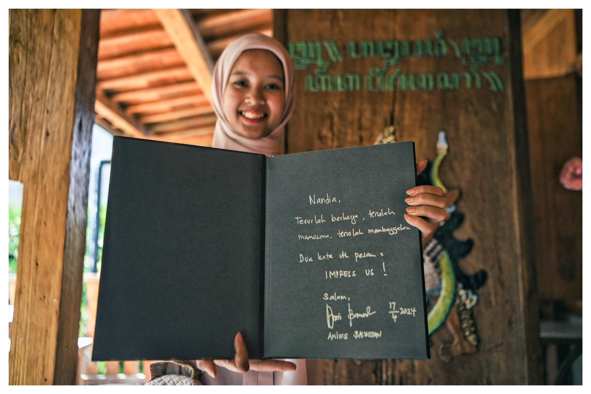 aniesbaswedan's tweet photo. Akhirnya ketemu dengan Nandia, terima kasih untuk hadiah karya kerajinan percanya. Karya ini dipersembahkan untuk semua yang ikut berjuang di Gerakan Perubahan.

Tandai setiap karya kita dengan kecemerlangan, sebagaimana telah Nandia kerjakan selama ini. Teruslah berkarya, teruslah memesona, teruslah membanggakan!