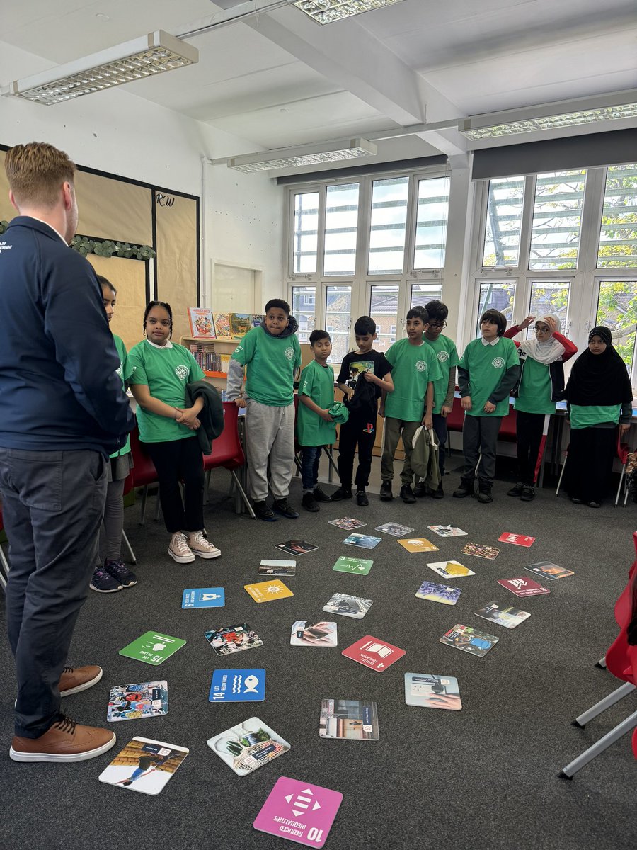 The #motorsport industry are constantly thinking of ways to improve our planet and it’s #Sustainability🌍. Children got stuck in exploring issues affecting our planet and sustainable solutions 🙌🏽 💭 🏎️ @eonenergyuk @Veloce_Racing @EnovationLtd 👏🏾 #learningopensdoors #Learning