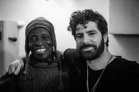 Yannis Philippakis, de @foals, inicia una nueva aventura junto a Tony Allen, que se llama Yannis & The Jaw y hoy lo compartimos junto al estreno de @unpocotrashi y lo nuevo de #Cometa y @Strandofoaks 🫶🏼 #180Grados, ya, en directo, en @radio3_rne