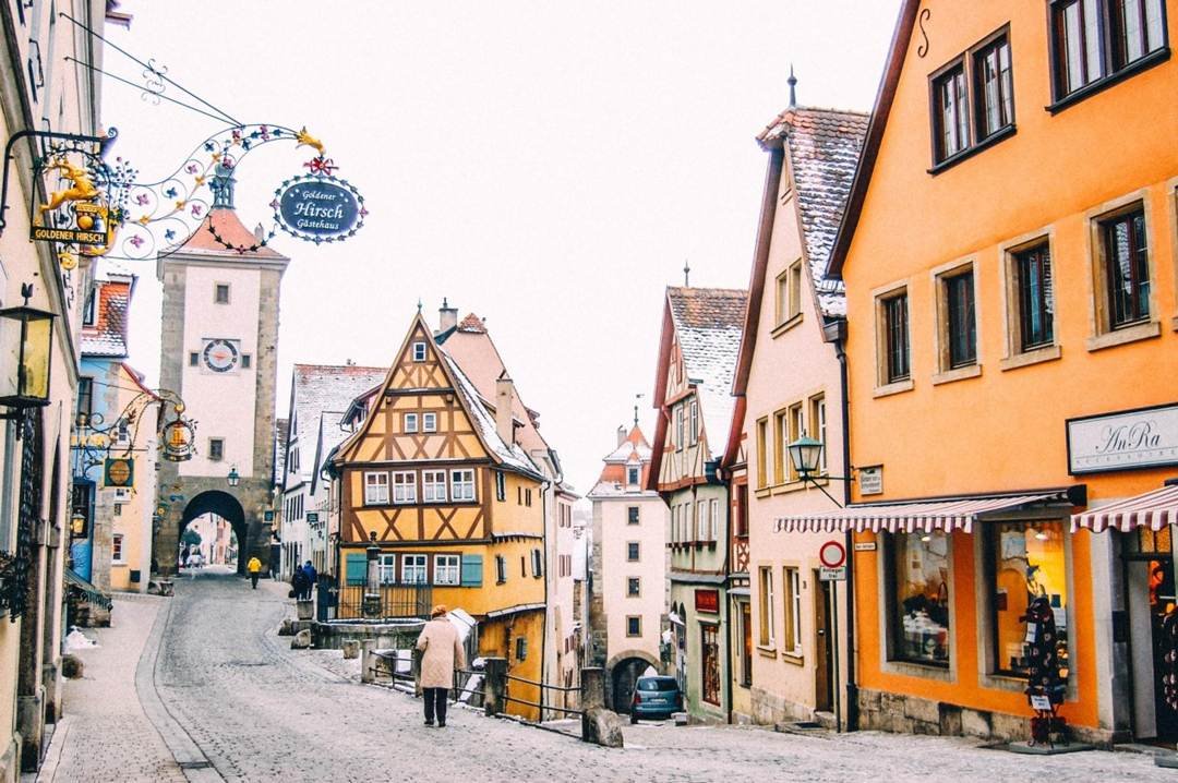 Meski berbagai tempat dan jalanan berselimut es. ada beberapa destinasi wisata Jerman yang bagus dikunjungi saat musim salju. Berikut adalah 10 destinasi wisata musim salju di Jerman yang harus kamu coba.