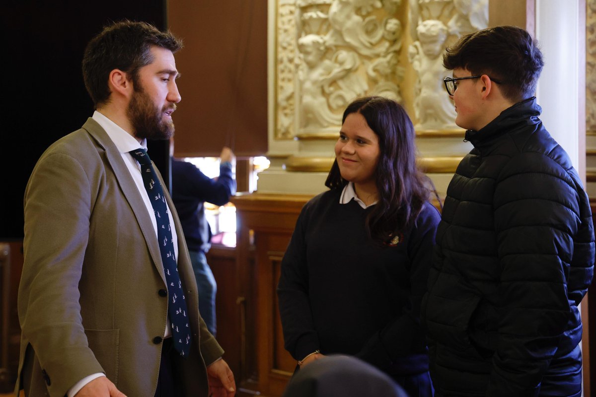 El alcalde, @JesusJCarnero, y el concejal de Hacienda, Personal y Modernización Administrativa, @fblancopaco, reciben en el Ayuntamiento a un grupo estudiantes del colegio Selingenthal de Landshut 🇩🇪, en intercambio con el Colegio Santa María la Real de Huelgas @HuelgasReales.