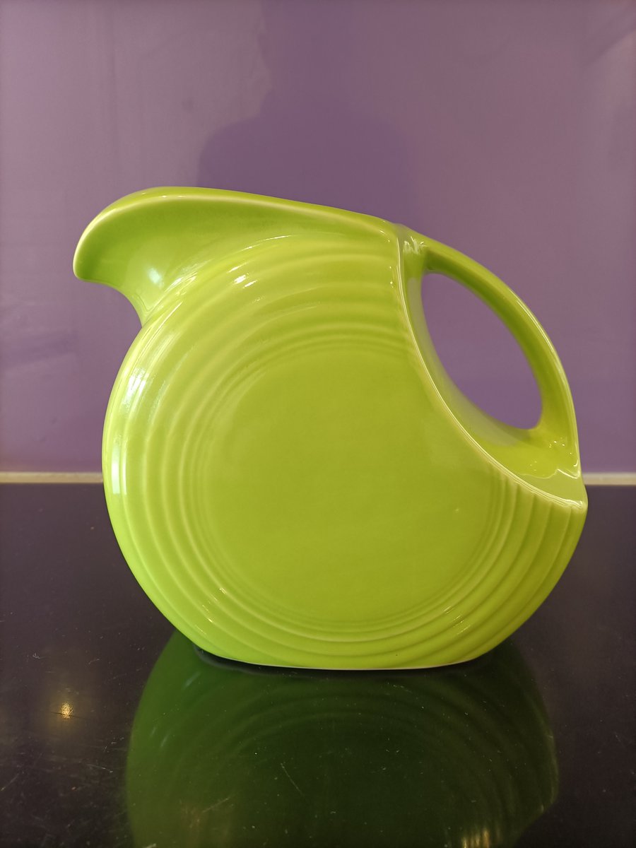 Loving this Homer Laughlin Fiesta Ware USA jug that I just acquired. Such a great design!

#modernist #fiestaware #homerlaughlin #ceramics