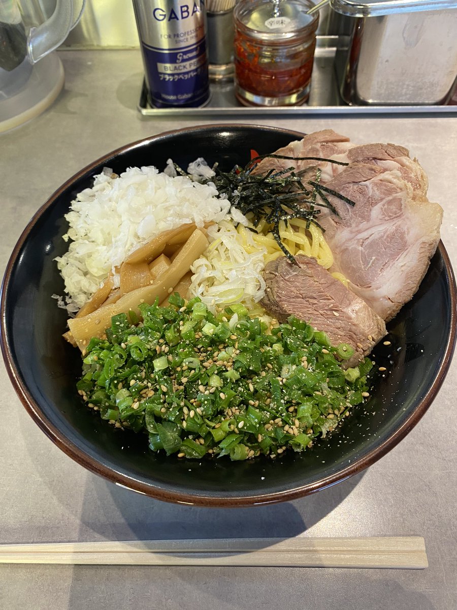 hogemam's tweet photo. 今日は夫が出張でワンオペなので昼に短時間一時保育をして油そば食べた。
ついでにスタバの抹茶ピスタチオミルクもキメた！

がんばるぞー https://t.co/MHTaSYCQnN