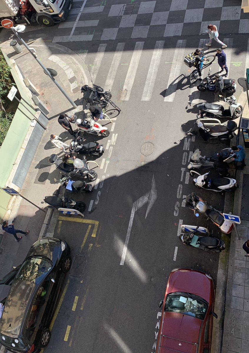 IconicNice's tweet photo. HELP !!! Y a t’il une mairie dans cette ville #Nice06 @VilledeNice @cestrosi  Deal de #drogue, consommation de #morphine sur les trottoirs et toujours plus de livreurs squatteurs… et de commerces qui les servent dans la rue ! Merci aux responsables du secteur pour leur nullité💩 https://t.co/li9MHWEQB3