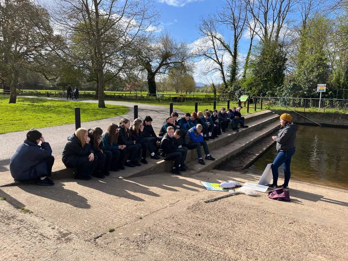 @ColDunIascaig 2F CSPE enjoyed a talk from Catherine Seale Duggan the Waterford/Tipperary water officer in Inch field for ‘Marine’ week.

@TipperaryETB