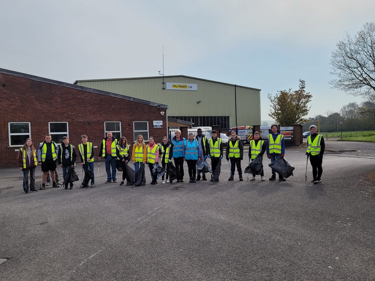 Devizes Detachment. Well done to Devizes Detachment who have helped CUDS (Clean Up Devizes Squad) to pick up the equivilent of 5700 Litres of litter in the Spring Clean Up fortinght. CADET AND THE COMMUNITY The Army Cadets plays an active role in the local community.