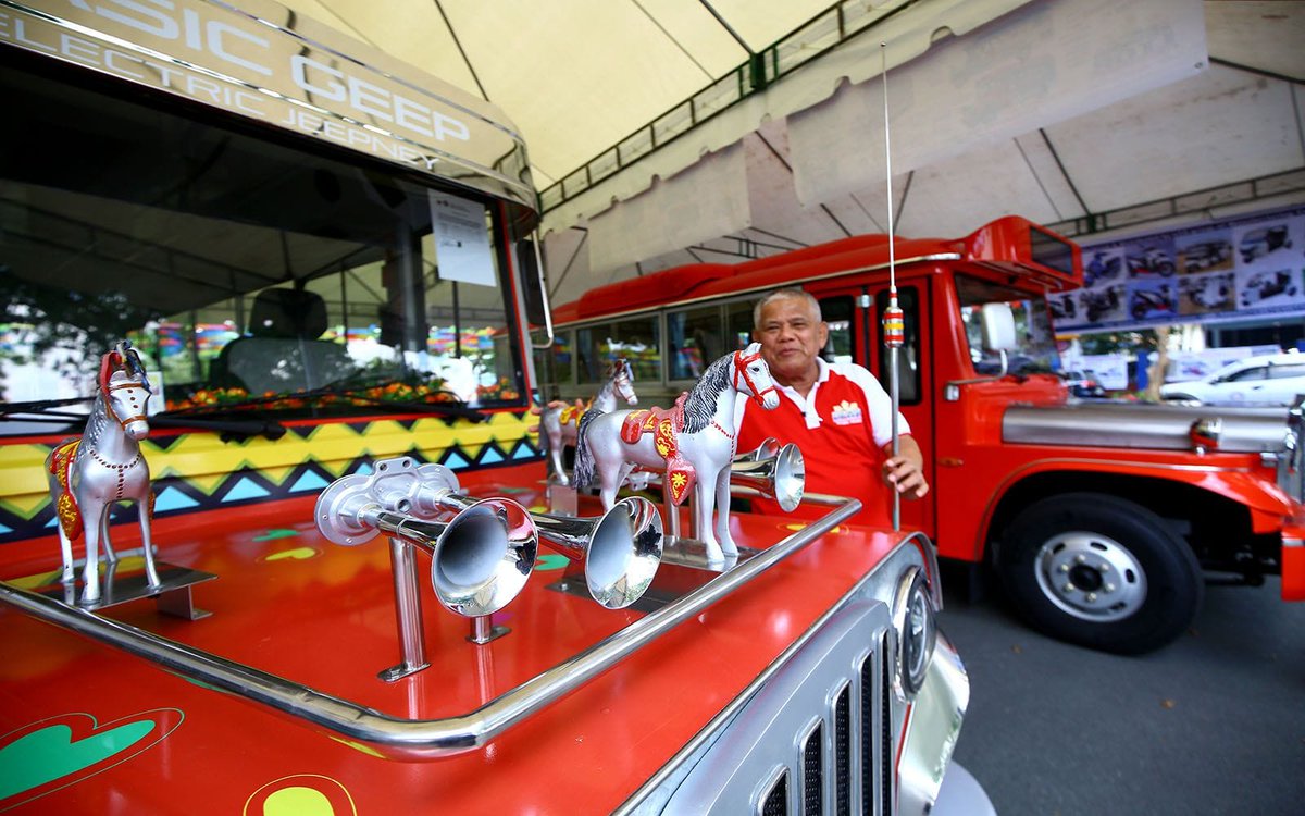 News5PH's tweet photo. MODERN JEEPNEYS
Naka-display sa tanggapan ng Land Transportation Office #LTO sa Quezon City ang mga modern jeepney na ito na nagmula sa kolaborasyon ng Liga ng Transportasyon at Operators sa Pilipinas Inc. #LTOP at ilang private sector investors. #News5
📷: PNA/Joan Bondoc https://t.co/vRu5jSngBD