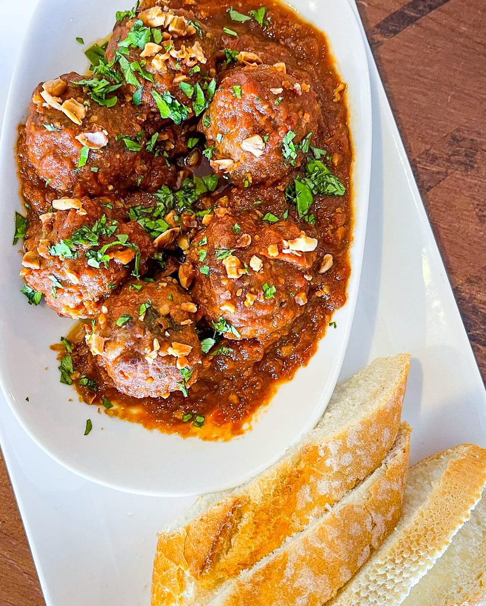 Meitat de setmana! Parada obligatòria a Cal Pep per agafar forces 💪🏻

Us esperem a partir de les 19h al 📍C/ de Canalejas, 12 de Sants.

Si veniu, hi trobareu plats 🍴 com les nostres mandonguilles casolanes, fetes amb salsa de tomàquet natural i picada