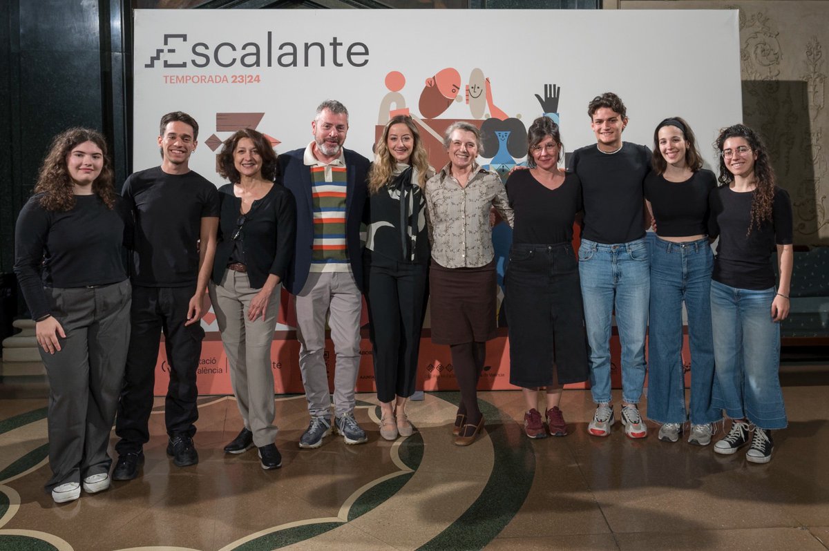 dipvalencia's tweet photo. 👋🏼🎭 @RocioGilUncio, diputada de Joventut i Teatres, visita als protagonistes de 'Boira' i 'Princeses, cavallers i dracs'.

🗓️📍 Produccions de @maquinant i @bramant_teatre, respectivament, que podràs vore del 29 de maig a l'1 de juny en el @TeatreEscalante. https://t.co/lHeW2qtmdj
