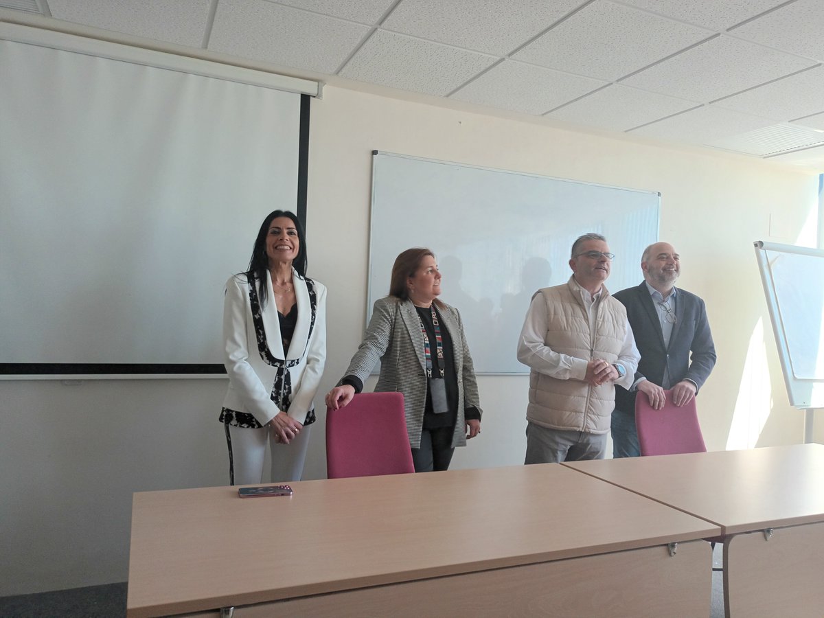 Inaempleo's tweet photo. 🆕👩💻💯Ayer por la tarde nuestros compañeros de @Inaempleo y nuestra directora gerente, @AnaLopezFerriz estuvieron presentes en #Teruel #emplea, para potenciar y ayudar a las #empresas y a las #personas que buscan #empleo a ponerse en #contacto de forma #satisfactoria. https://t.co/Ku8AkgQ4EM