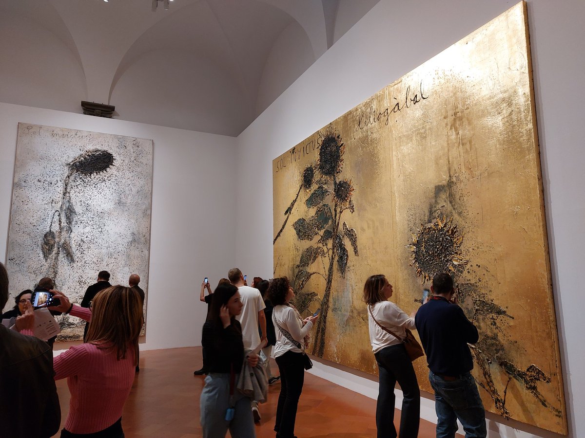 The rooms of @palazzostrozzi and the courtyard are home to Anselm Kiefer's great works where gold prevails and we are totally immersed in the panels. A visit to the exhibit, where Fallen Angels welcome us, is an experience of strong emotions feelflorence.it/en/dalle-redaz… @VisitTuscany
