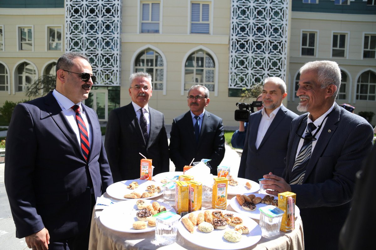 ASÜ Ailesi Bayramlaşma Töreninde Buluştu Aksaray Üniversitesi (ASÜ) ailesi, Ramazan Bayramı tatilinin ardından kurum içinde düzenlenen bayramlaşma töreninde bir araya geldi. 🔗aksaray.edu.tr/asu-ailesi-bay…