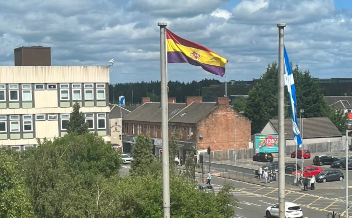 El ayuntamiento de North Lanarkshire (Escocia) ha izado la bandera republicana en honor a sus once voluntarios antifascistas en las Brigadas Internacionales federacion.republicanos.info/2024/04/16/nor… #FelizMiércoles