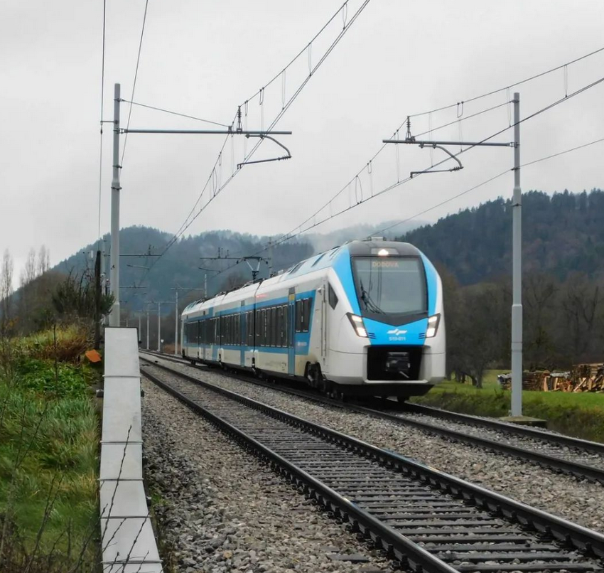 ℹ️ [OBVESTILO] Nadomestni prevoz na relaciji Ljubljana – Jesenice in obratno (21. april), velja tudi za mednarodne vlake 210, 211, 212, 315, 316, 317 proti / iz Avstrije. Podrobnosti: potniski.sz.si/novice/2024/04… Ostala obvestila: potniski.sz.si/info/ ℹ️