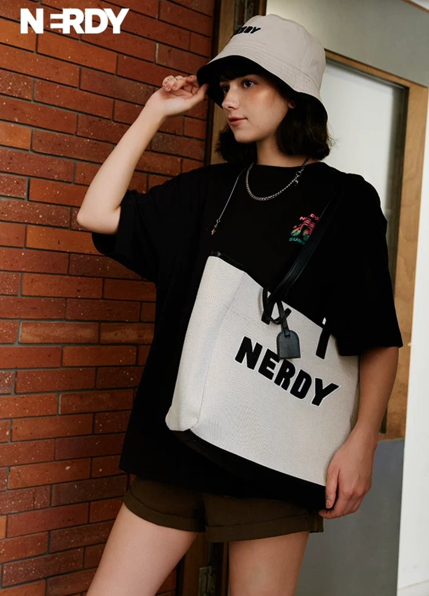 nmxxstore's tweet photo. NERDY canvas series 🧺💕 กำลัง��ดราคาอยู่ค่ะช่วงนี้ ลดเยอะมาก ๆ เอามาเปิดพรีเผื่อมีใครสนใจนะคะ 

🛒 ราคาแต่ละรายการที่ลดราคามาแล้วนะคะ
Big Tote bag 〰️2,990 บาท 〰️
Small Tote bag 〰️2,850 บาท〰️
Bucket bag 〰️2,790 〰️
Backpack 〰️2,790 บาท〰️
*รวมส่งพร้อมเครียร์ภาษีนำเข้าเรียบร้อยค่ะ* https://t.co/vtGR6qvnXa