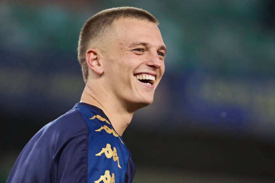 Ces derniers jours, la Juventus a eu des contacts directs avec le Genoa pour Albert Gudmundsson. Le footballeur islandais est très apprécié par Cristiano Giuntoli. 🇮🇸⚪️⚫️ (@MatteMoretto)